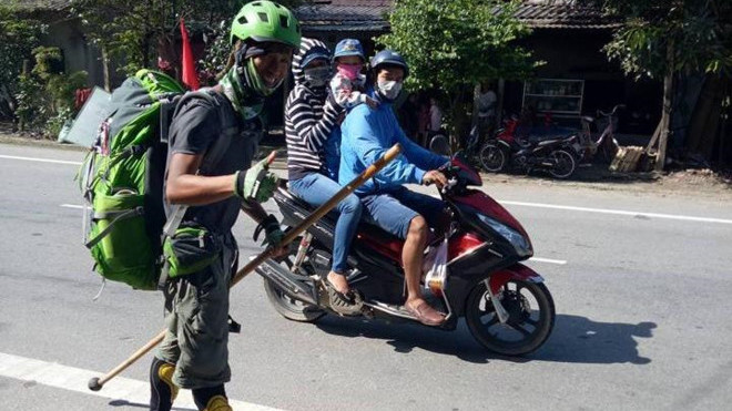 Chàng trai ngoại quốc dùng ván trượt đi xuyên Việt khiến mọi người chú ý. Ảnh chụp màn hình.