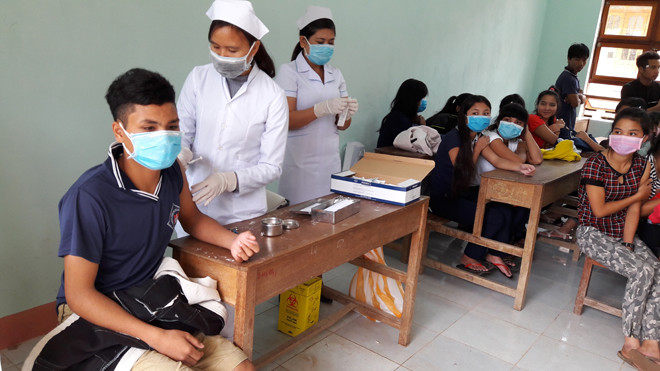 Tiêm phòng bạch hầu người dân huyện Tây Giang 