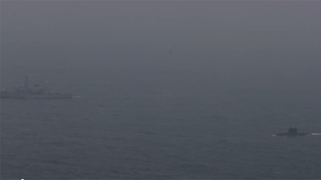 Tàu ngầm Nga nổi lên, chiến hạm Anh bám sát hơn 500 km