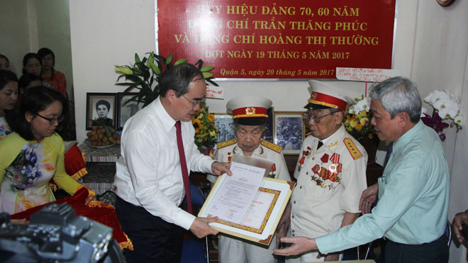 Bí thư Thành ủy TPHCM Nguyễn Thiện Nhân trao quyết định hoa chúc mừng hai vợ chồng cán bộ lão thành Cách mạng Trần Thăng Phúc và Hoàng Thị Thường
