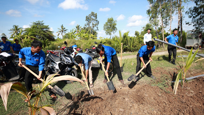 Đường ống dẫn nước sạch dài 3km vừa được khởi công xây tặng bà con 2 xã áp Xẻo Nhàu A và Xẻo Nhàu B, huyện An Minh, Kiên Giang