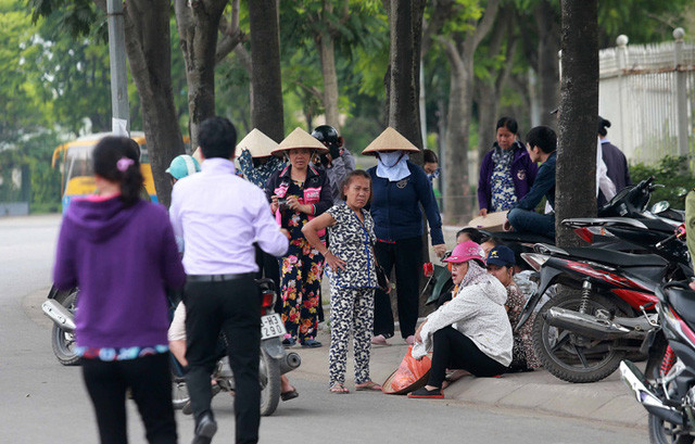 Dân phe vé bên ngoài sân Mỹ Đình