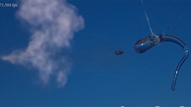 Bí ẩn 400 năm của giọt thủy tinh đạn bắn, búa đập không vỡ