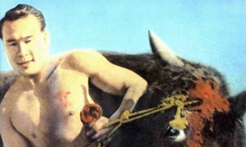 Oyama nổi tiếng với khả năng dùng tay không đấm gãy sừng bò mộng. Ảnh: FightingMaster