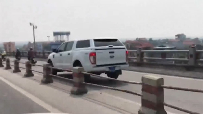 Yêu cầu làm rõ xe biển xanh đi sai làn trên cầu Thanh Trì