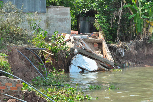 Sạt lở trên sông Tiền tại xã Bình Thành (Thanh Bình, Đồng Tháp)