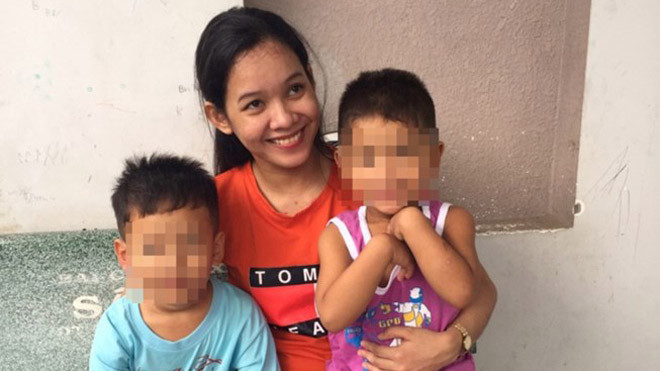 Thạch Thị Bé Trúc ngày được tại ngoại bên 2 con nhỏ.