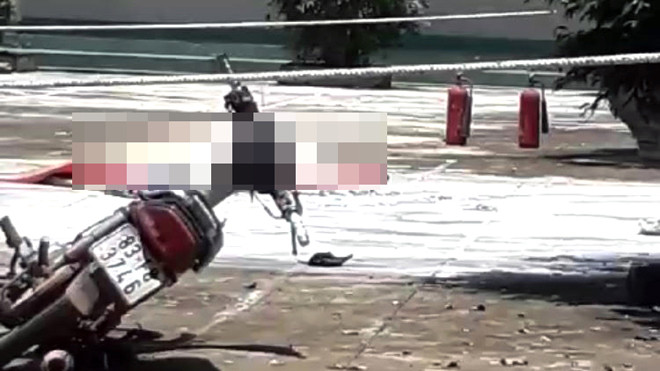 Hiện trường vụ người đàn ông tự thiêu trong sân UBND xã Lộc Phú.