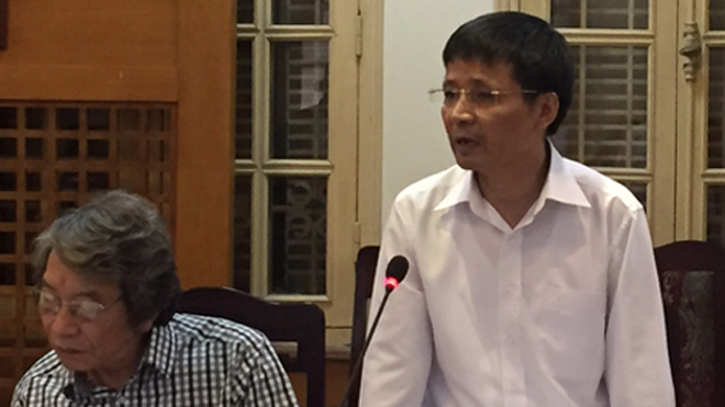 Nhạc sĩ Phó Đức Phương (trái) và ông Bùi Nguyên Hùng - Cục trưởng Cục Bản quyền tác giả.