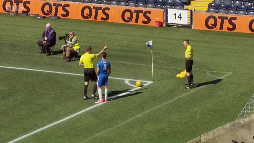 Trọng tài chính phạt thẻ đỏ trọng tài biên trong trận đấu ở Scotland