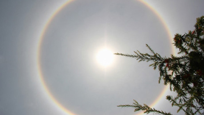 Quầng sáng quanh mặt trời ghi lại ở Huế vào ngày 9/5. (Nguồn: Phapluatplus.vn) 