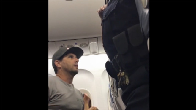 Gia đình Mỹ bị đuổi xuống máy bay vì không nhường lại ghế