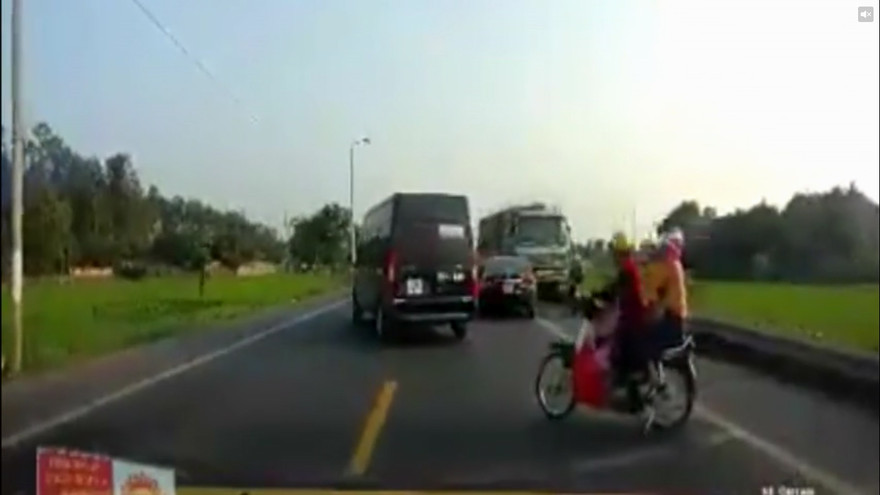 Ôtô tải chạy ngược chiều cán qua hai người đi xe máy