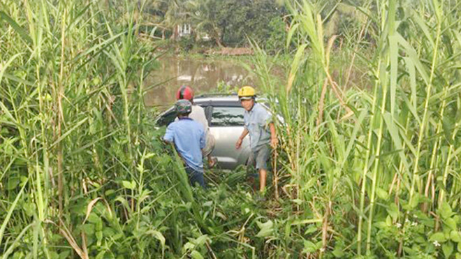 Ôtô lao xuống mép sông cạnh Quốc lộ 1A sau khi tông 3 xe máy. Ảnh: Trần Tâm.
