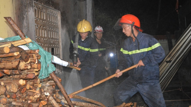 Lực lượng cứu hỏa tại hiện trường.