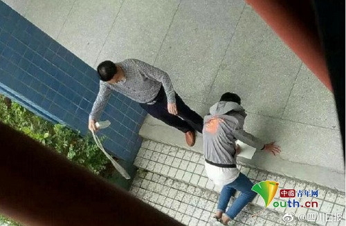 Thầy giáo dùng dây điện đánh học sinh. 