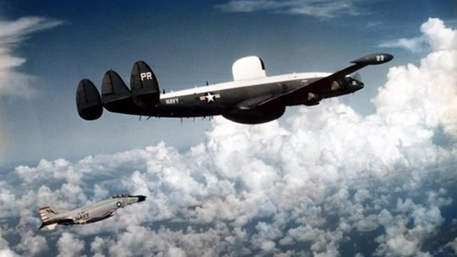 EC-121 được tiêm kích F-4B hộ tống. Ảnh: Wikipedia.