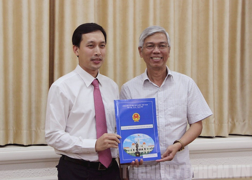 Ông Vũ Anh Khoa (trái) nhận quyết định phê chuẩn của UBND TPHCM giữ chức vụ Chủ tịch UBND Quận 10. Ảnh: Thành ủy TPHCM