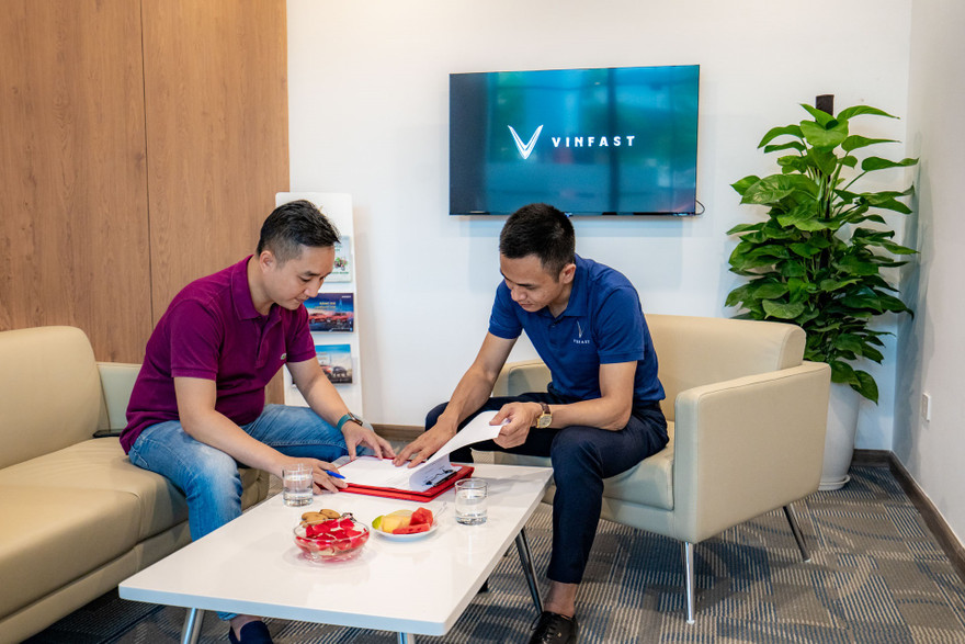 Rất nhiều khách hàng Việt có nhu cầu bán xe cũ dịp cuối năm để lên đời xe mới đón Tết, và VinFast - Smart Solution mang đến cho họ dịch vụ trọn gói, khép kín rất thuận tiện và tối ưu. 