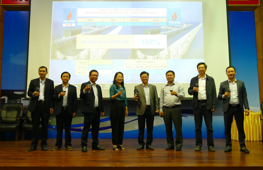 Ban lãnh đạo Công ty, CĐCS chúc mừng khối Sản xuất “về đích sớm” chỉ tiêu sản lượng