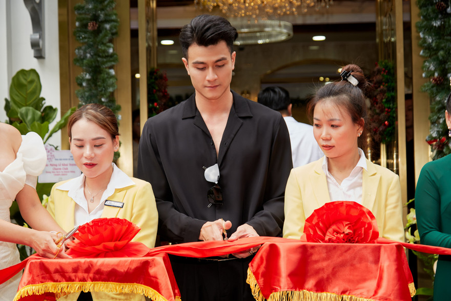 Siêu mẫu Vĩnh Thụy cắt băng khai trương trung tâm dịch vụ khách hàng Charm Club