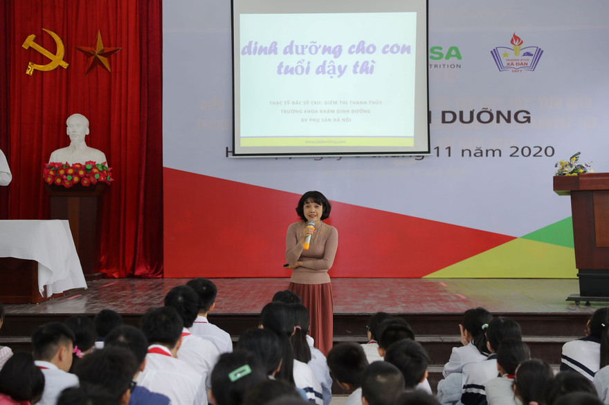 Thạc sỹ Bác sỹ CKII Diêm Thị Thanh Thủy, Trưởng Khoa Khám Dinh Dưỡng, BV Phụ Sản Hà Nội trang bị kiến thức dinh dưỡng cho các em học sinh Trường Xã Đàn ngày 06.11.2020