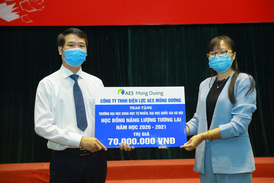 Đại diện AES Mông Dương, bà Nguyễn Thúy Hồng – Giám đốc Nhân sự trao học bổng Năng lượng Tương lai AES tại Đại học Khoa học Tự nhiên – Đại học Quốc Gia Hà Nội