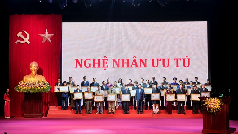 Các Nghệ nhân Nhân dân và Nghệ nhân Ưu tú được vinh danh tại buổi lễ