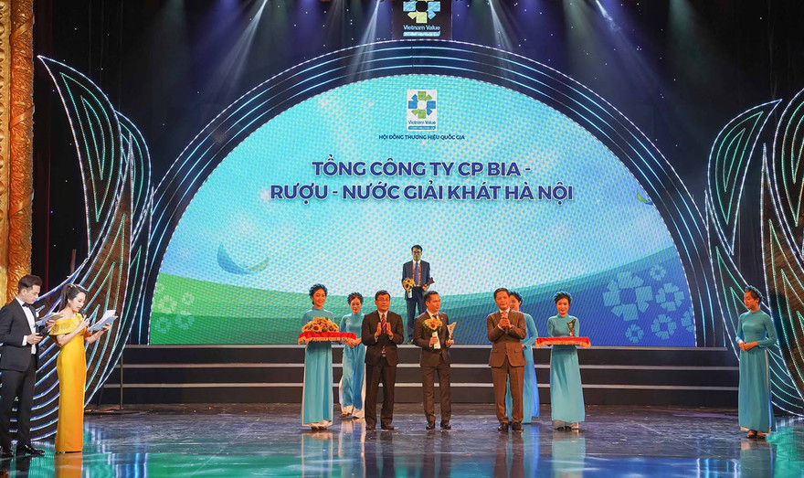 Ông Ngô Quế Lâm - Tổng Giám đốc HABECO nhận biểu trưng và hoa kỷ niệm tại Lễ công bố các doanh nghiệp có sản phẩm đạt Thương hiệu Quốc gia năm 2020