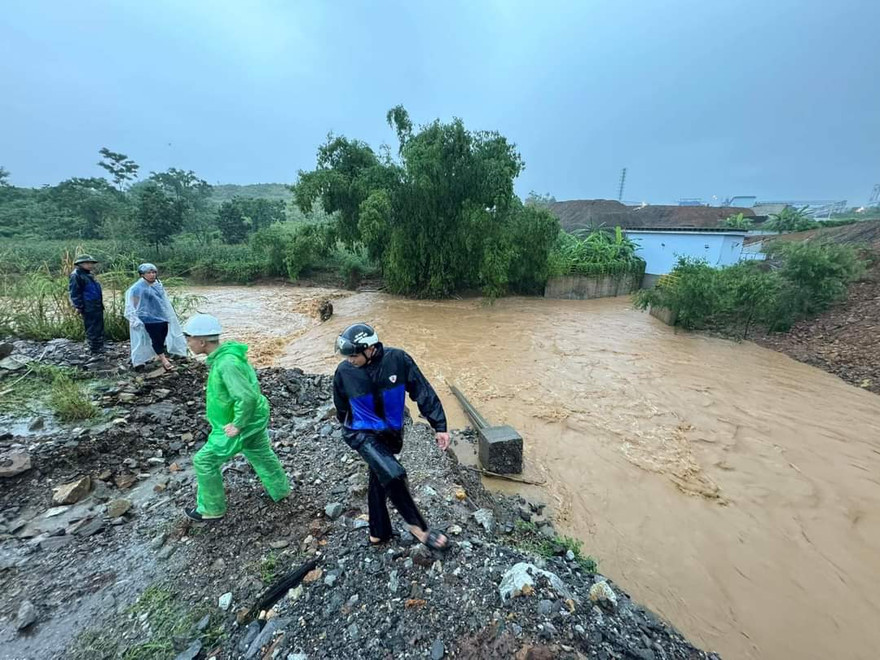 Mưa lũ cuốn 2 mẹ con mất tích ở Lào Cai