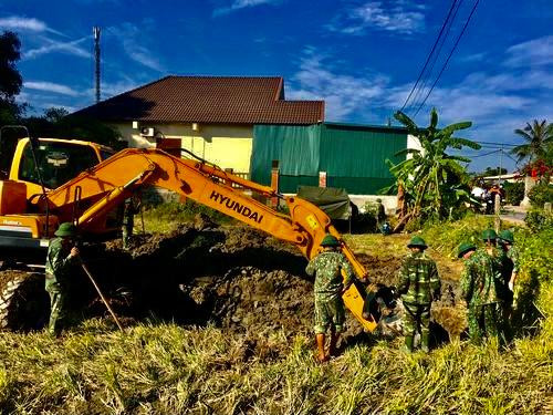 Đội Quy tập hài cốt liệt sĩ 584 đang tiếp tục mở rộng khu vực tìm kiếm các hài cốt liệt sĩ ở thôn Nhĩ Hạ.
