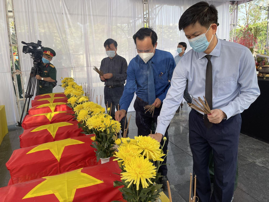 Lãnh đạo tỉnh Quảng Trị thắp hương các hài cốt liệt sĩ.