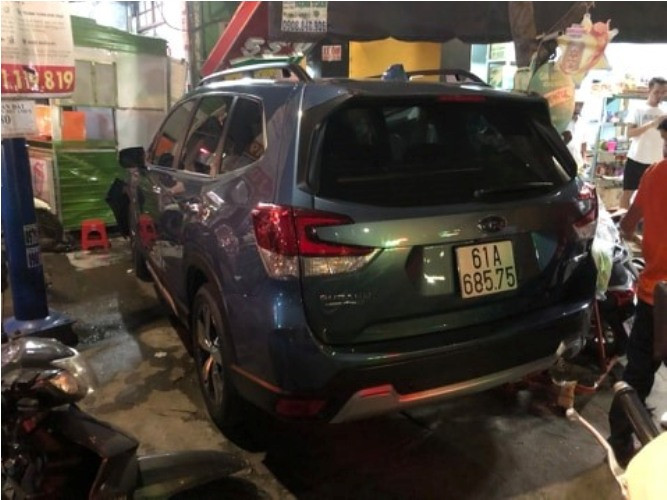 Ô tô ‘điên’ tông liên hoàn khiến 2 người nguy kịch