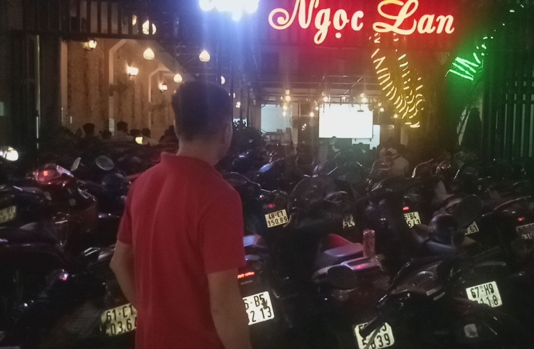 Bố Tiến Linh đứng ngoài đường xem con trai thi đấu qua màn hình trước sân