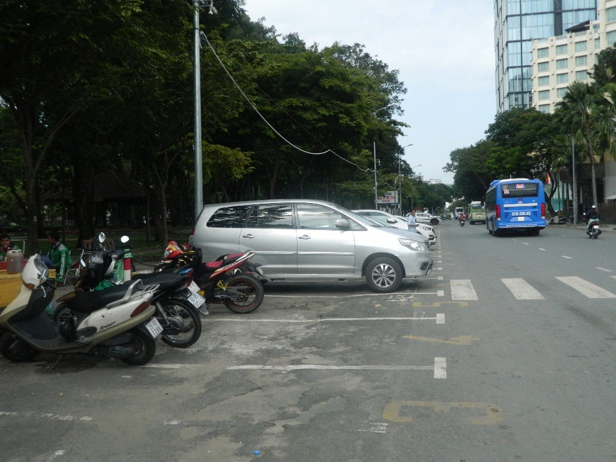 Có thất thoát trong thu phí đỗ xe ô tô dưới lòng đường ở TPHCM
