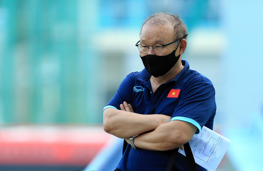 HLV Park Hang-seo đã trở lại đội tuyển Việt Nam ở buổi tập chiều 12/8 sau khi hết cách ly. (ảnh Anh Đoàn)