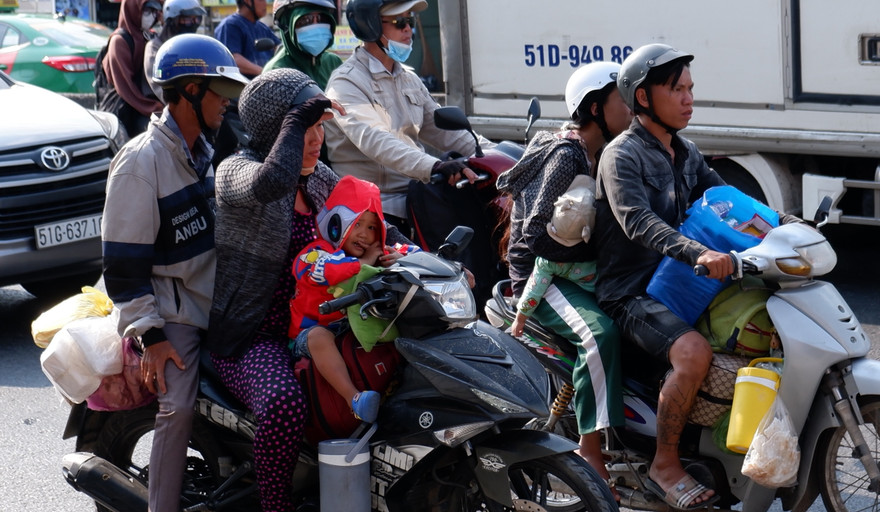 Người dân nô nức trở lại TPHCM ngày mùng 5 Tết Nguyên đán