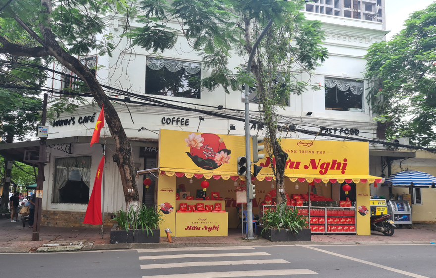 Hàng loạt tuyến phố ở Hải Phòng bị chiếm dụng bày bán bánh trung thu