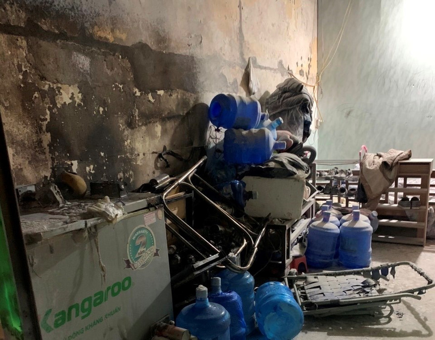 Ngôi nhà bị hỏa hoạn chứa đầy bình gas mini, ảnh: CAHP.