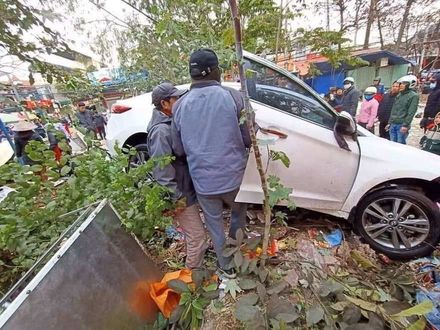 Hải Phòng: Xe ô tô ‘điên’ lao vào chợ cóc, 10 người bị thương 