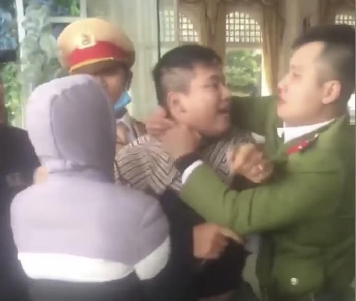 Nam tài xế xô xát, đấm cảnh sát tại TP Hải Phòng.