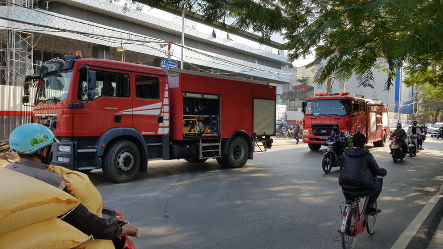 Cảnh sát phá cửa cứu cụ bà 80 tuổi khỏi căn nhà cháy 