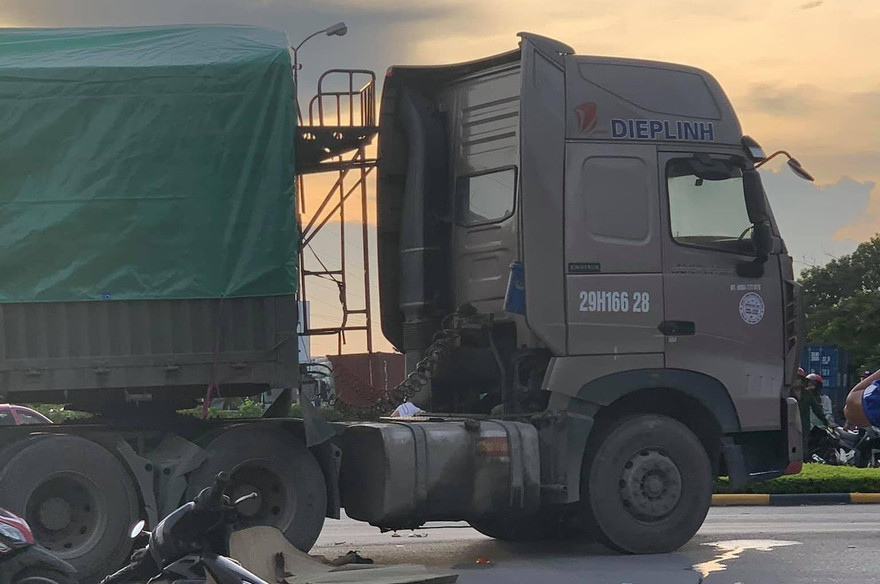 Va chạm với xe container, hai cháu nhỏ tử vong tại chỗ còn người điều khiển xe máy bị thương nặng, ảnh: facebook. 