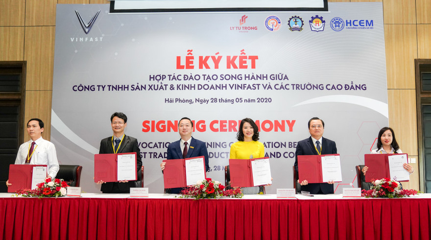 Bà Nguyễn Thị Vân Anh – Phó Tổng giám đốc thường trực VinFast ký kết biên bản ghi nhớ hợp tác đào tạo song hành với 5 trường Cao đẳng trên cả nước cho hai chuyên ngành Cơ điện tử và Kỹ thuật ô tô