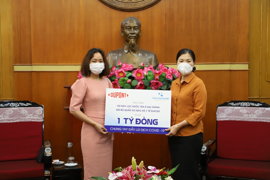 Đại diện Tập đoàn Tân Á Đại Thành tặng biển tượng trưng gói quà tặng cho Ủy ban Trung ương Mặt trận Tổ quốc Việt Nam 