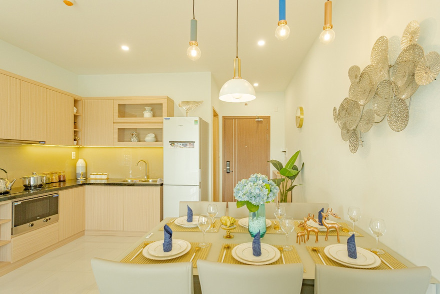 Căn bếp được bàn giao hoàn thiện cơ bản, gia chủ chỉ cần sắm thêm tủ lạnh, bếp cùng đồ gia dụng là đã nấu nướng được ngay