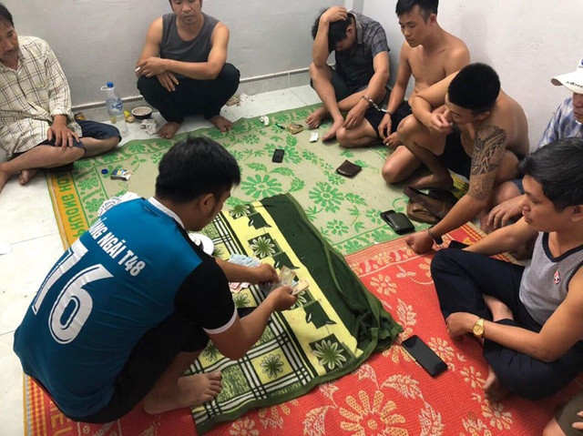 Công an huyện Sơn Tây bắt quả tang một vụ đánh bạc có nhiều cán bộ, giáo viên tham gia (Ảnh: Công an Quảng Ngãi)