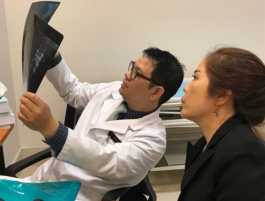 BS Đỗ Anh Vũ xem xét, thăm khám cẩn thận để đưa ra phác đồ điều trị tối ưu cho chị Tuyền