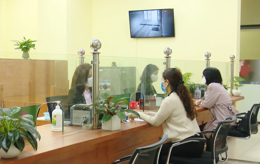 Hằng tháng, NHCSXH chi trả đến người lao động bị ngừng việc qua tài khoản hoặc tại trụ sở NHCSXH nơi cho vay