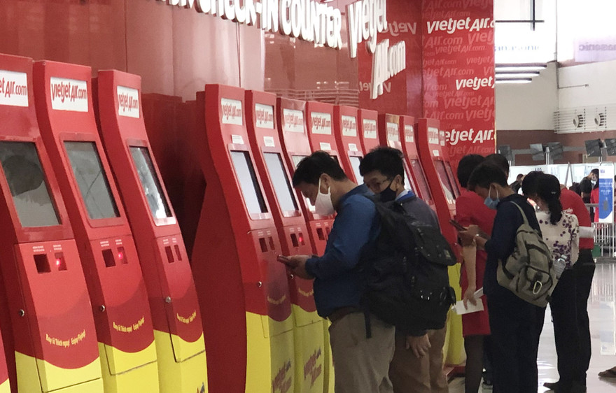 Hành khách làm thủ tục bay của hãng Vietjet